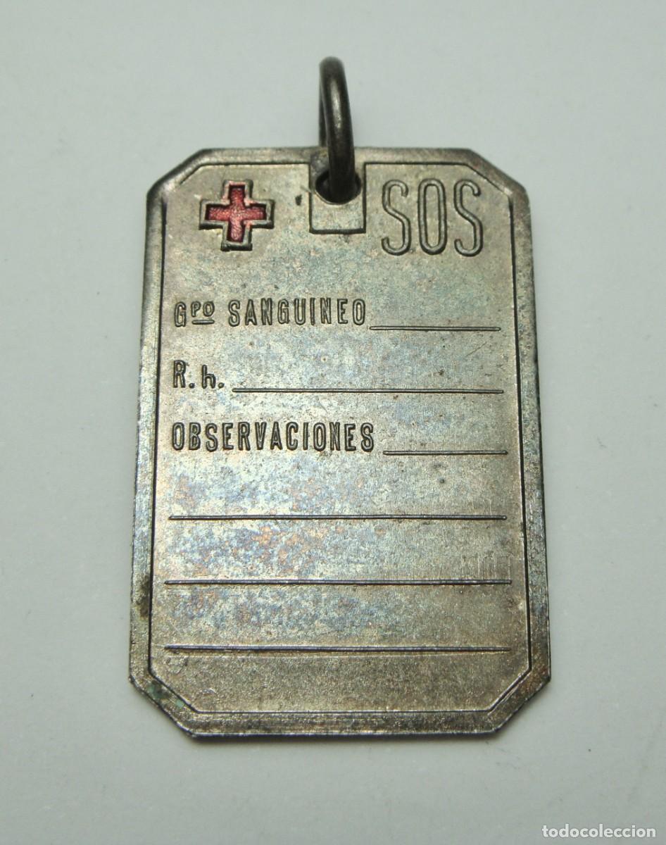 Joyeria: Placa de identificaci&oacute;n m&eacute;dica SOS &middot; Plata &middot; Grupo sangu&iacute;neo y Rh &middot; Ca. 1960&ndash;1980