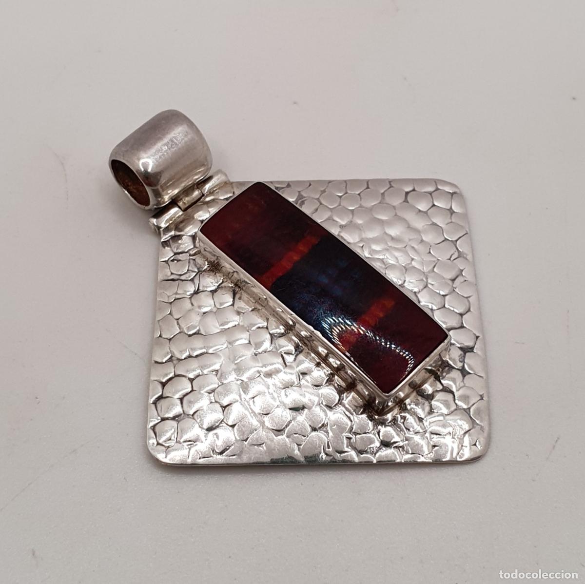 Joyeria: Precioso colgante en plata de ley 950 de dise&ntilde;o geom&eacute;trico, acabados texturizados y detalle central