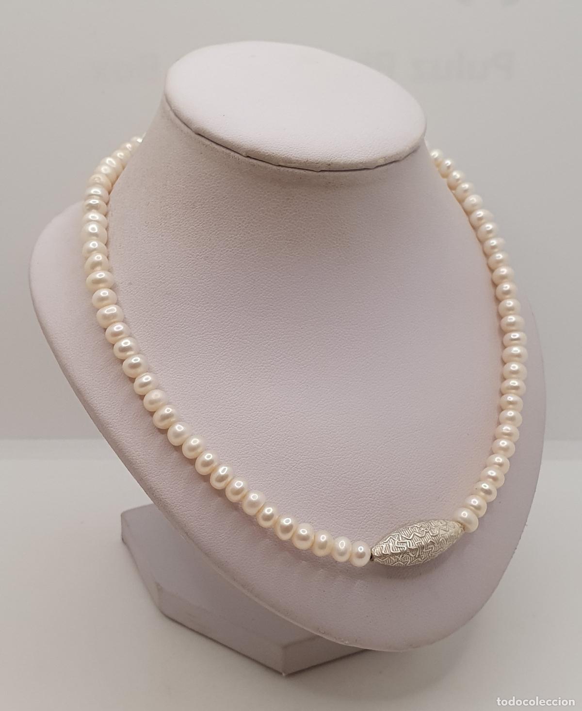 Joyeria: Elegante gargantilla de perlas aut&eacute;nticas con detalle central ovalado con acabados texturizados.