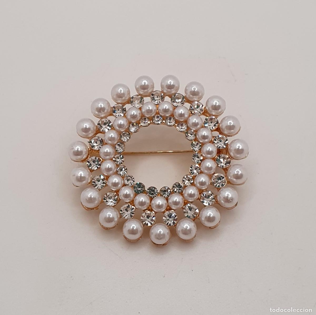 Joyeria: Precioso broche tipo roset&oacute;n con ba&ntilde;o de oro de 14k, perlas y circonitas talla brillante.