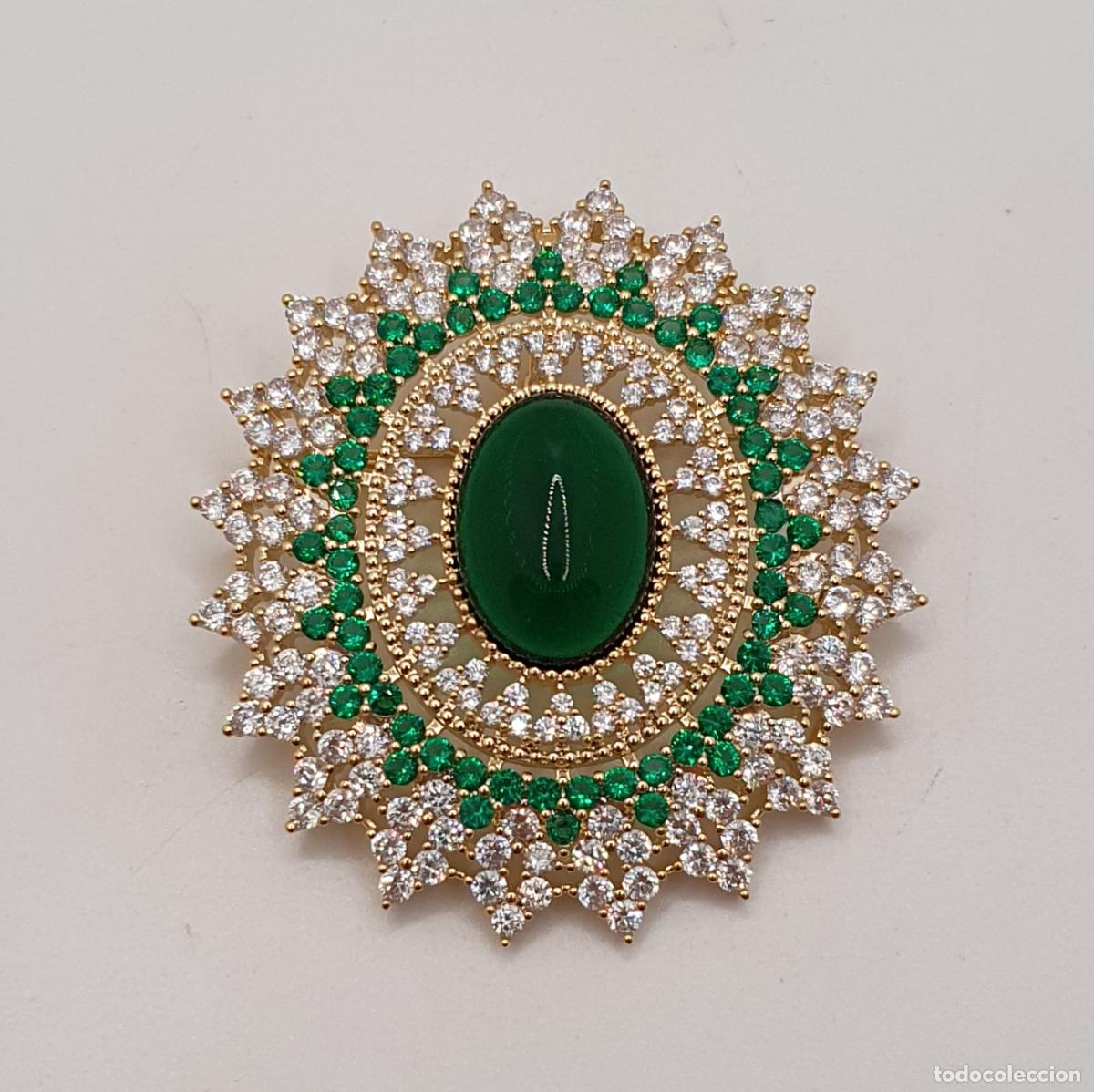 Joyeria: Impresionante broche roset&oacute;n de corte art dec&oacute; chapado en de 18k, circonitas y esmeraldas creadas.