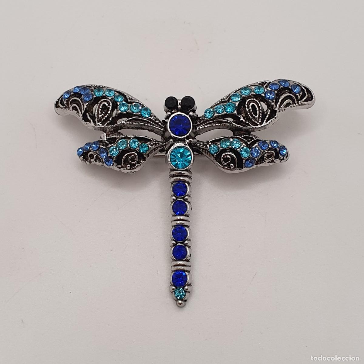 Joyeria: Bell&iacute;simo broche de lib&eacute;lula con acabados en plata, y bella pedrer&iacute;a en tonos azulados.