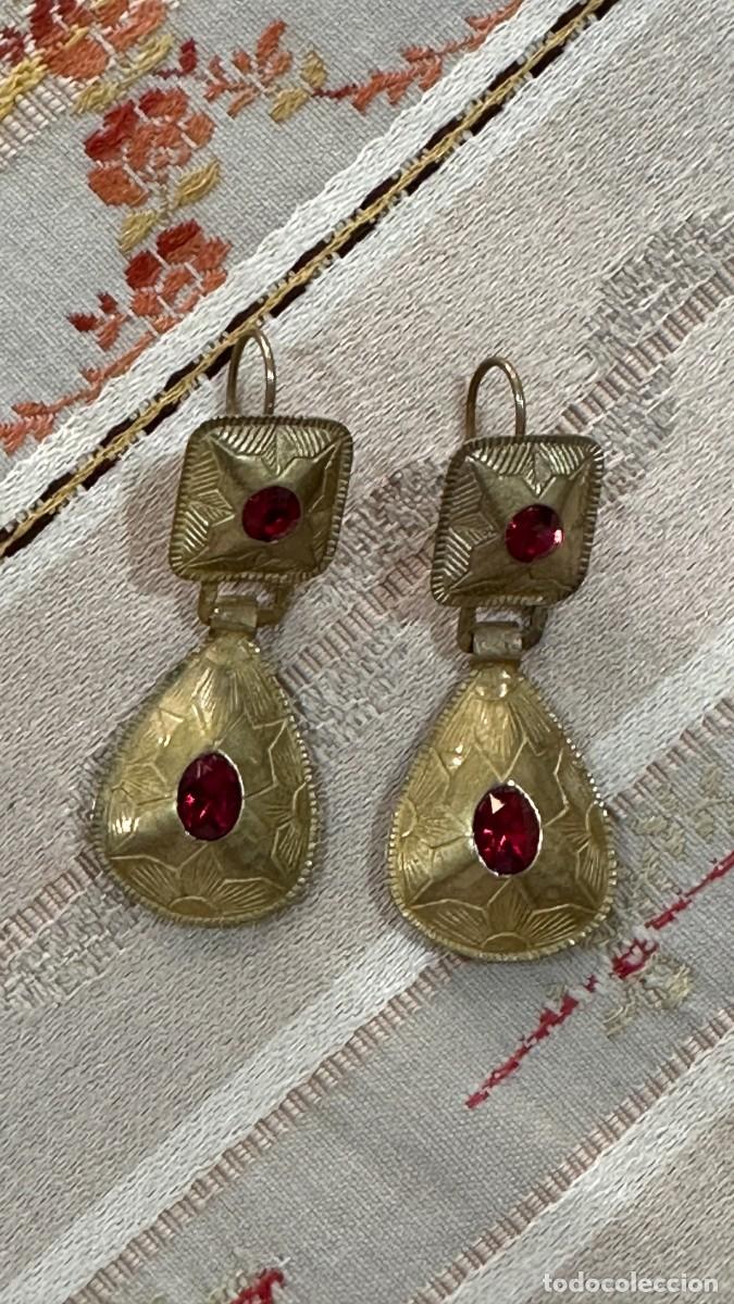 Joaillerie: Pendientes de almendra. Piedra roja