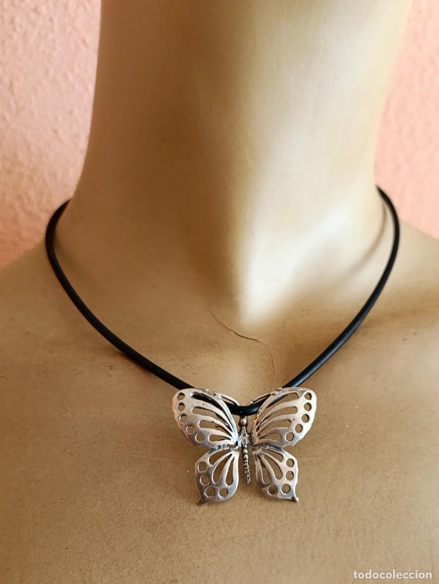 Joyeria: Collar gargantilla de caucho, cierre de plata de 1 Ley y colgante Mariposa de plata 800