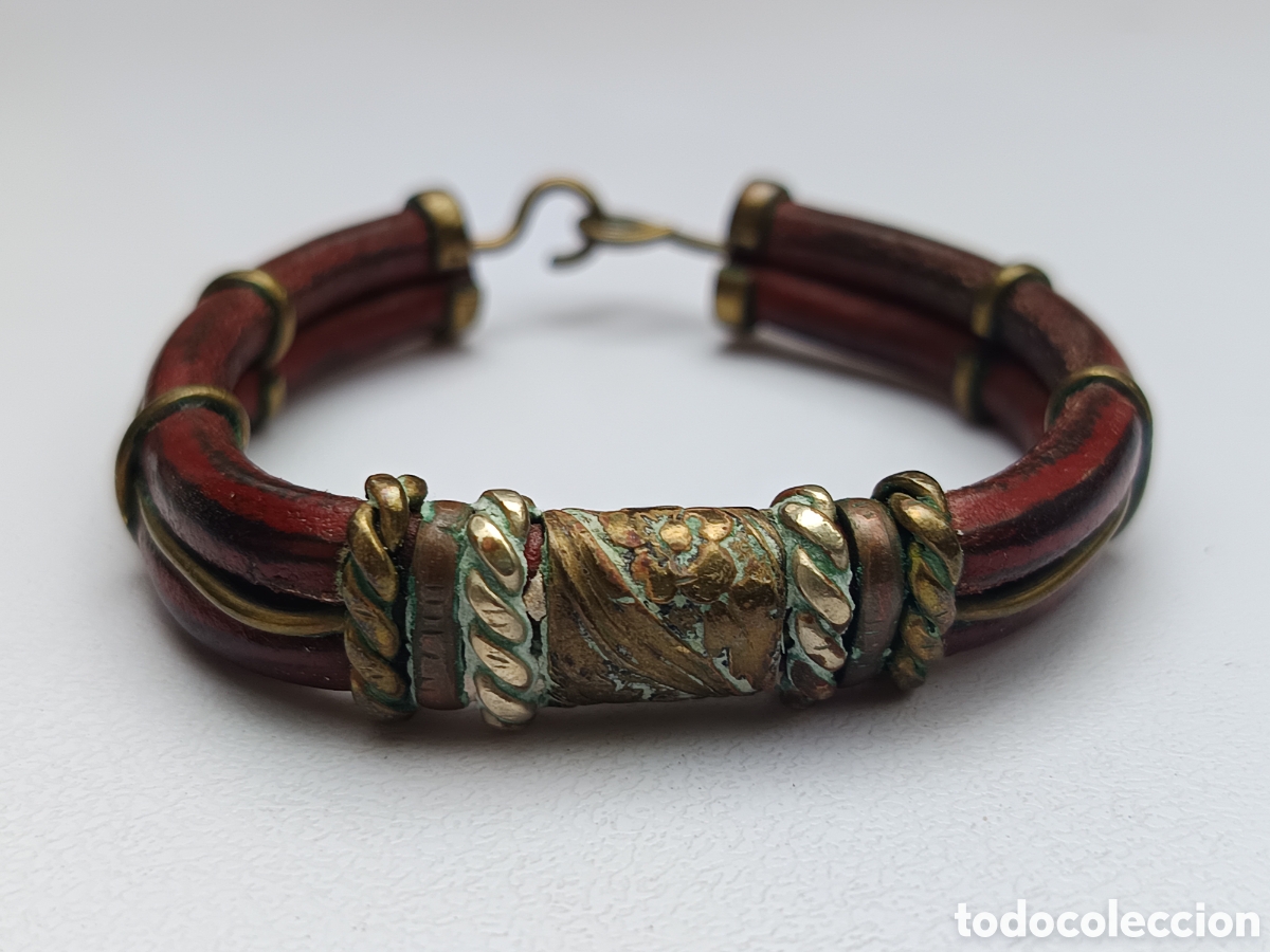 Joyeria: Pulsera de cuero y metal labrado vintage