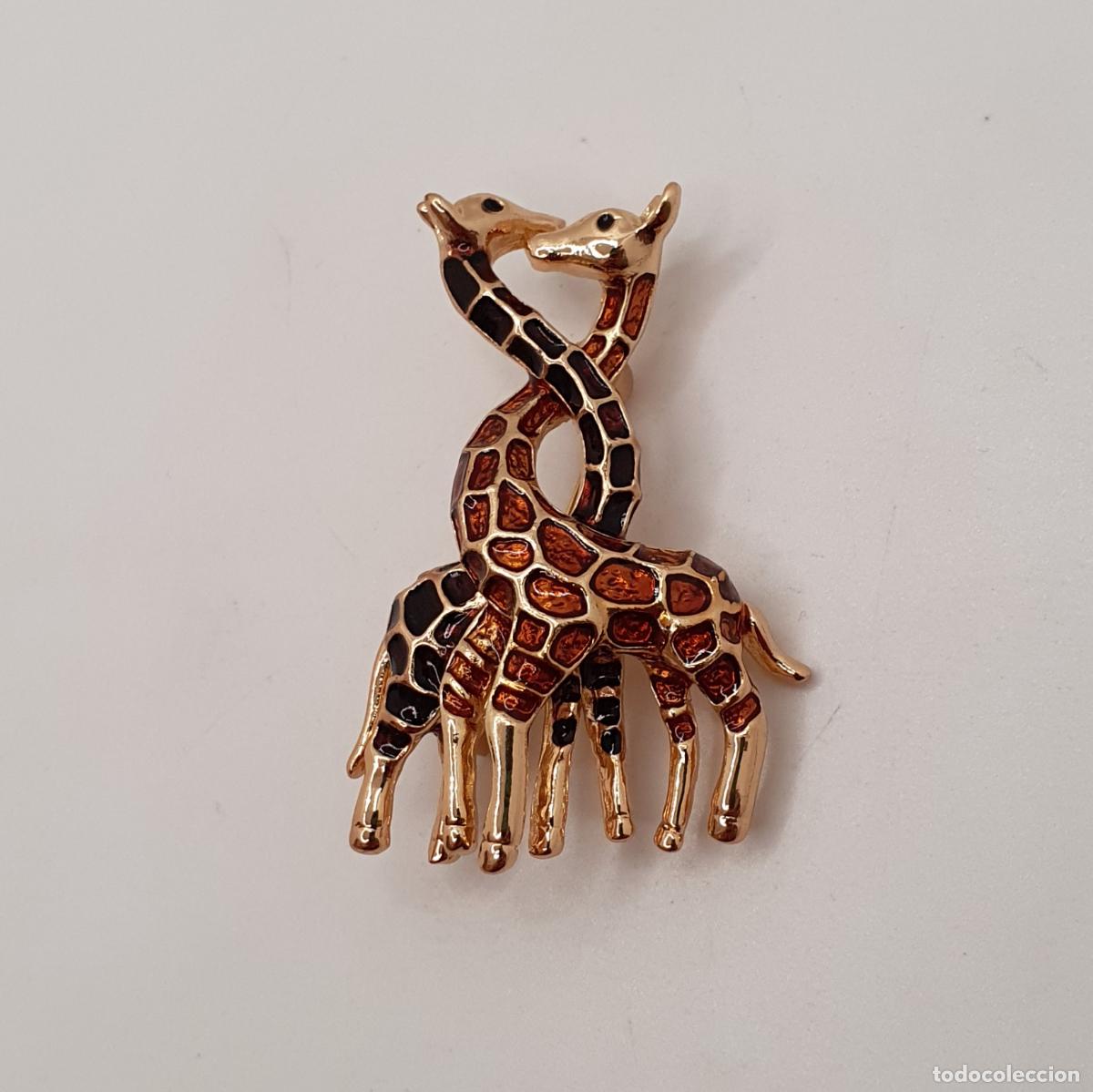 Joyeria: Bonito broche de bellas jirafas entrelazadas con acabados en oro y esmaltes en tonos marrones.