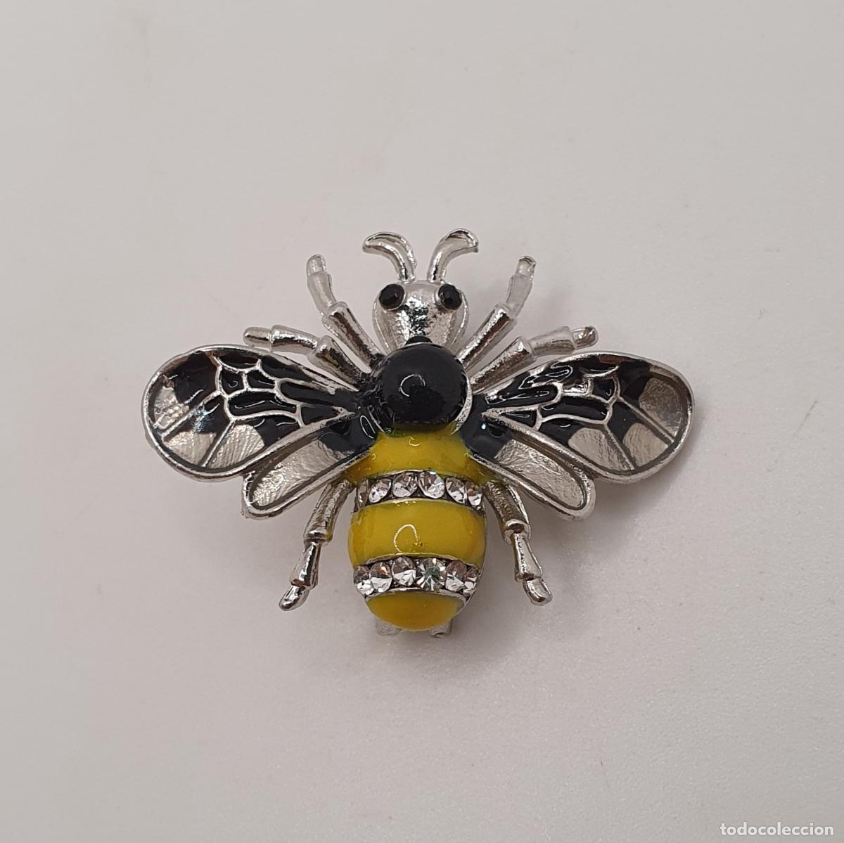 Joyeria: Bello broche de abeja reina con acabados en plata, esmaltes al fuego y circonitas talla brillante.