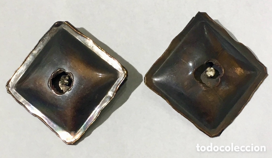 Joyeria: Pendientes. Forma cuadrada. Lat&oacute;n.