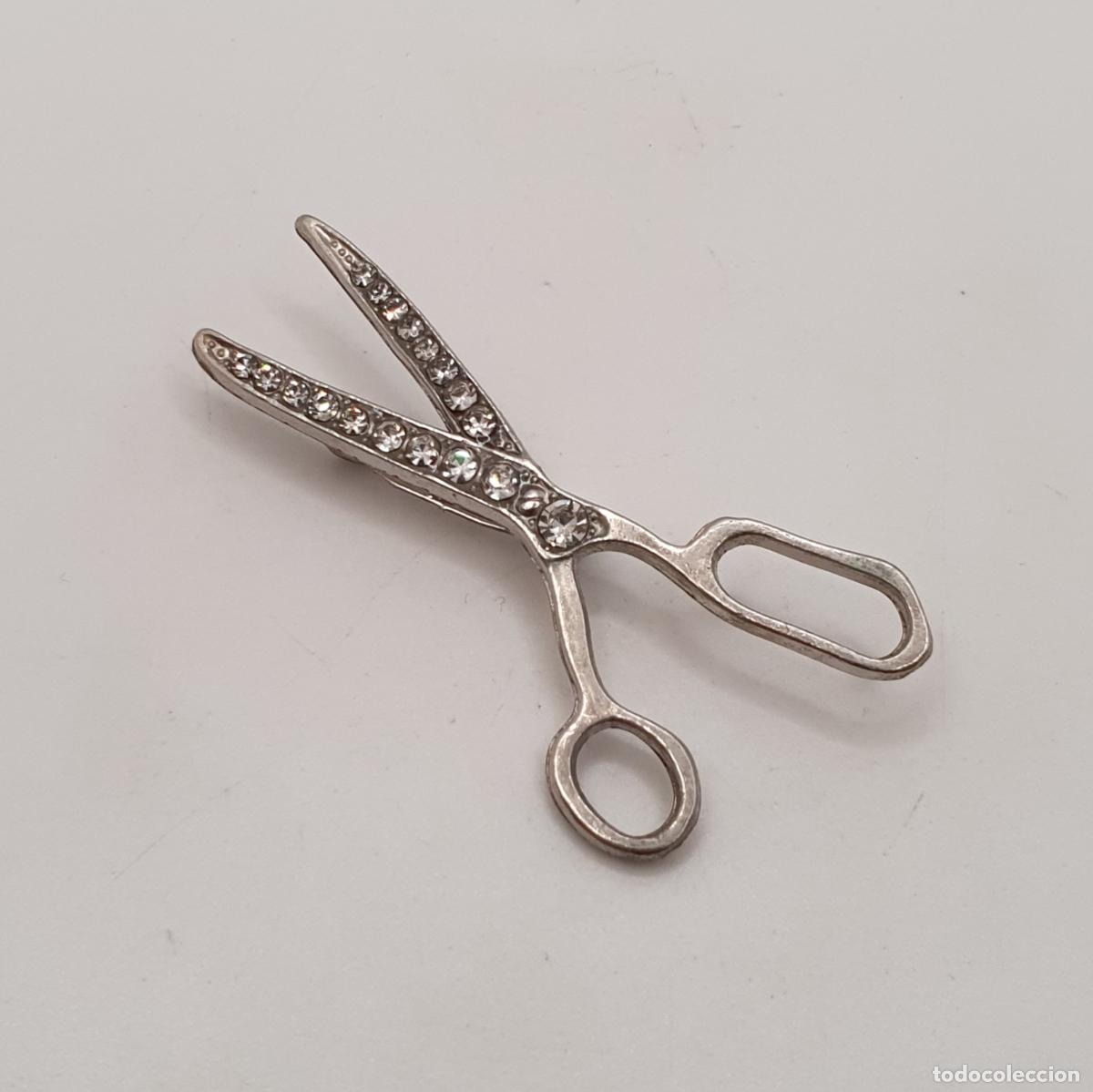 Joyeria: Moderno y original broche de tijeras de peluquer&iacute;a con acabados en plata y circonitas talla brillant