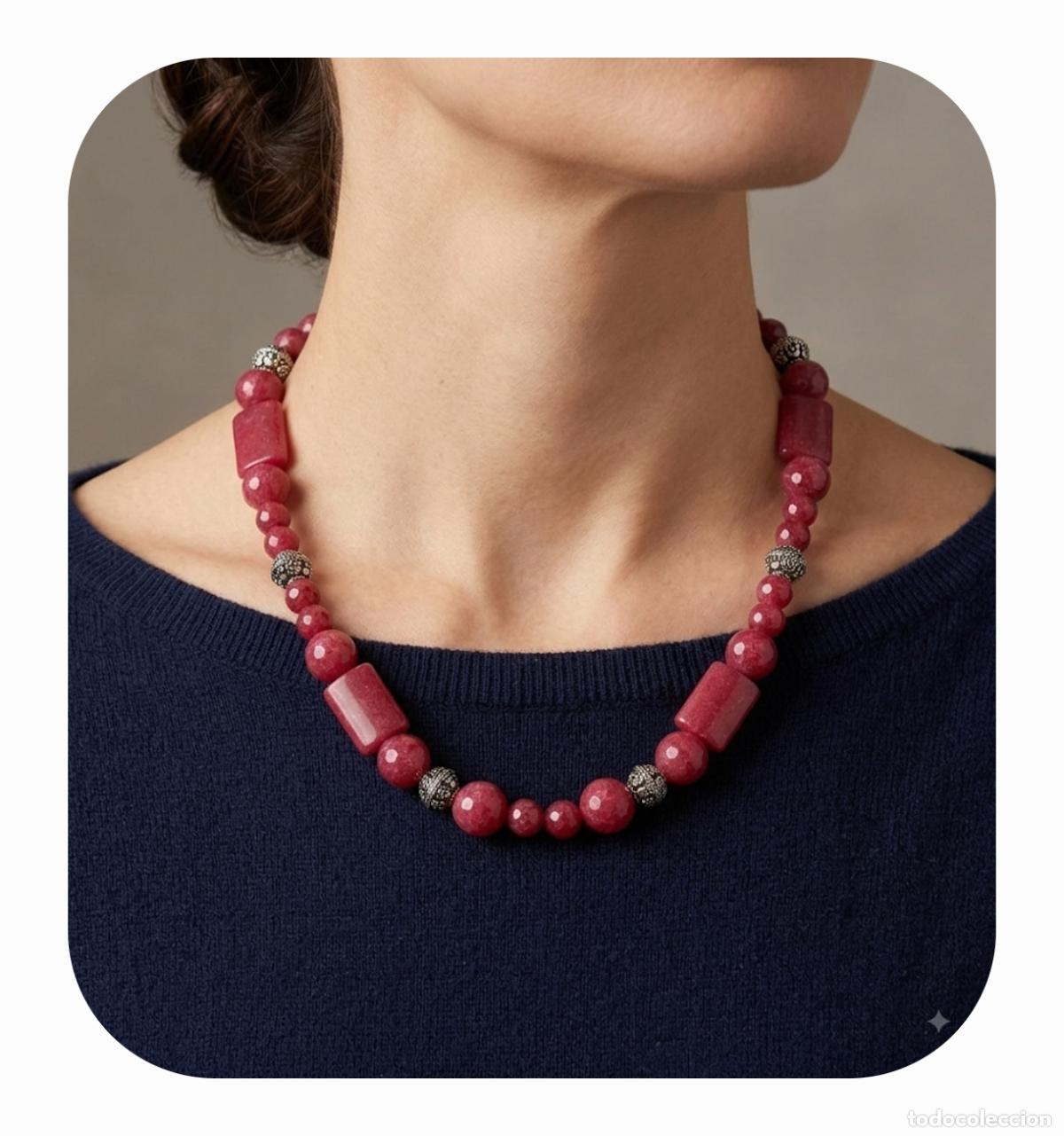 Joyeria: Hermosa gargantilla de estilo &eacute;tnico con cuentas de jade ar&aacute;ndano facetadas y cuentas plateadas.