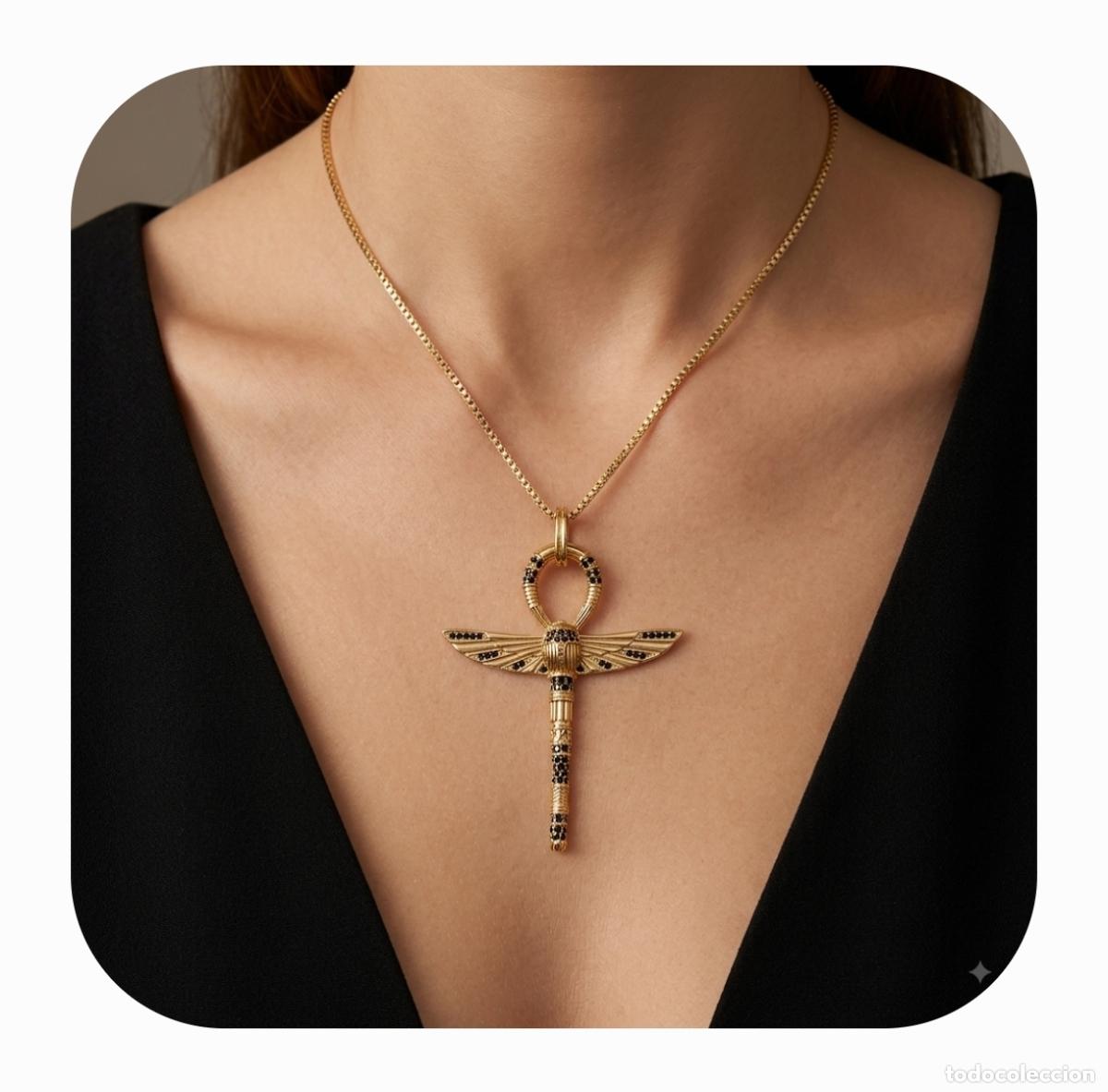 Joyeria: Precioso colgante egipcio Anj con escarabajo alado chapado en oro de 18k y circonitas negras.