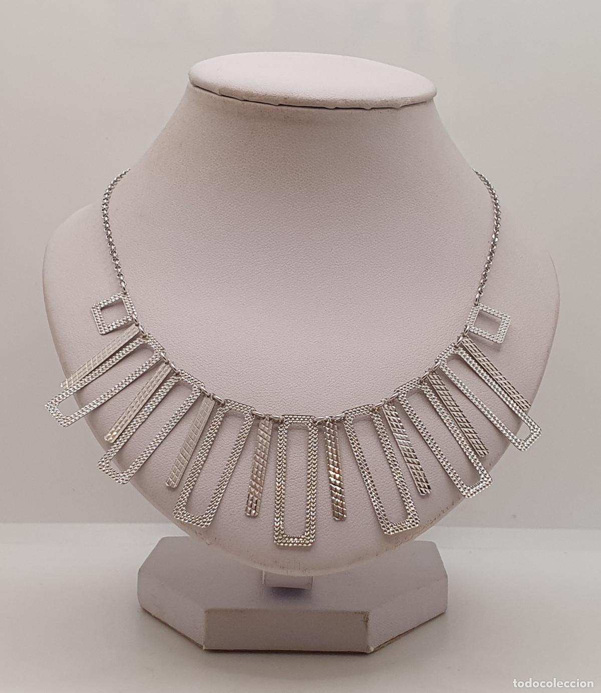 Joyeria: Llamativa gargantilla tipo babero de eslabones en plata de ley 925 con acabados texturizados.