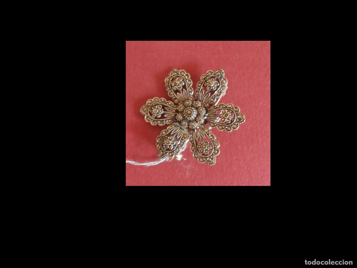 Joyeria: Broche con marquesitas en forma de flor