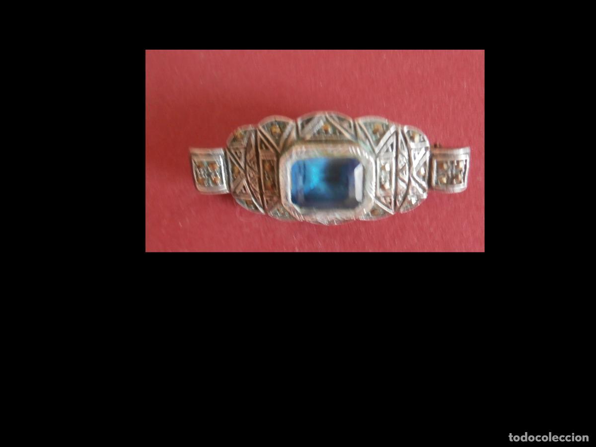 Joyeria: Broche con marquesitas y piedra azul, estilo art dec&oacute;