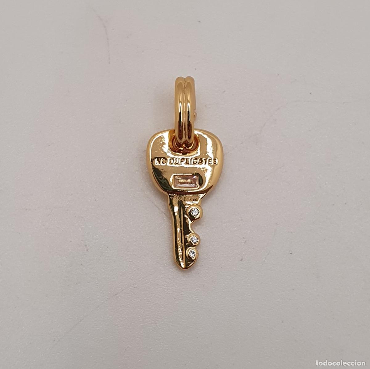 Joyeria: Precioso colgante de llave del amor eterno chapada en oro de 18k y circonita talla baguette.