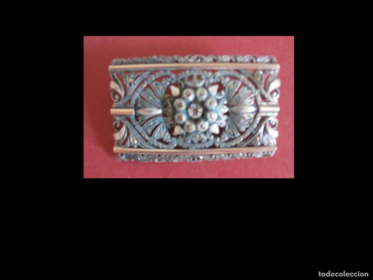 Joyeria: Broche con marquesitas y lineas doradas