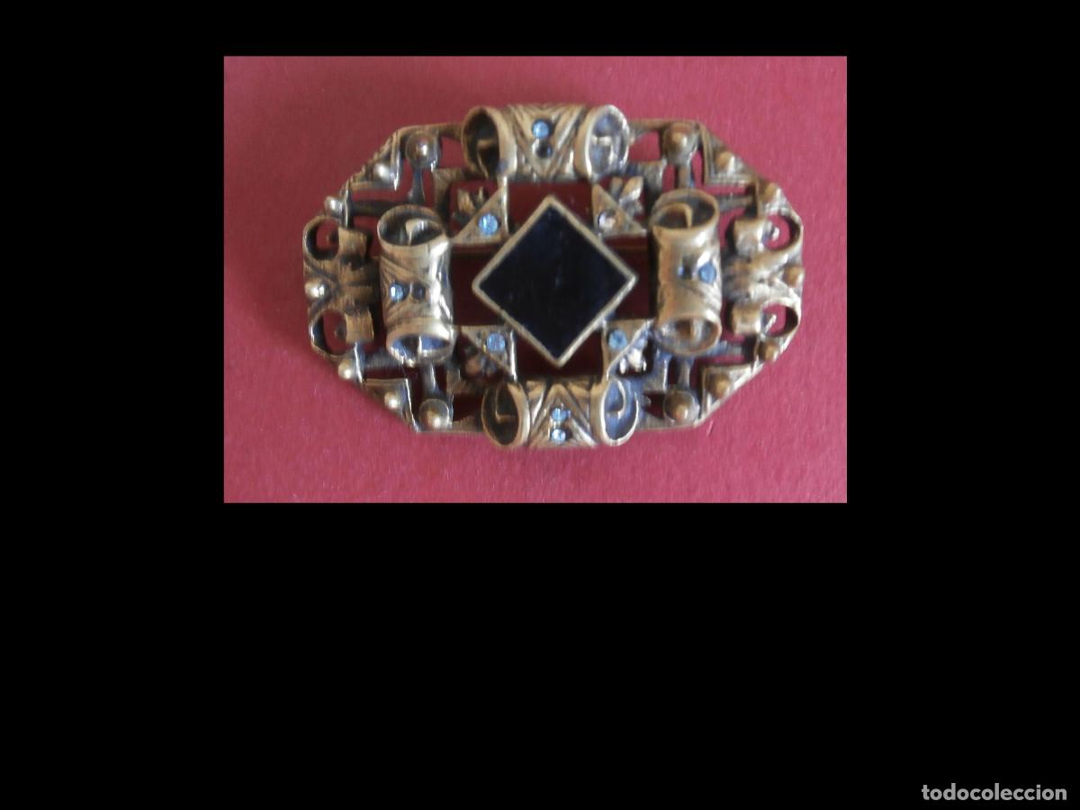 Joyeria: Broche dorado con marquesitas y piedra