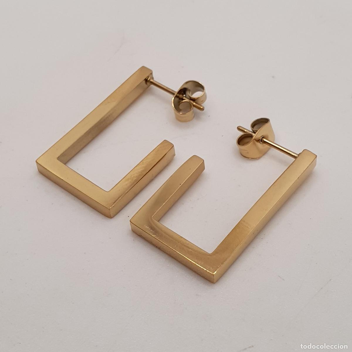 Joyeria: Elegantes y sofisticados pendientes de aro en acero de dise&ntilde;o rectangular con ba&ntilde;o de oro 18k.