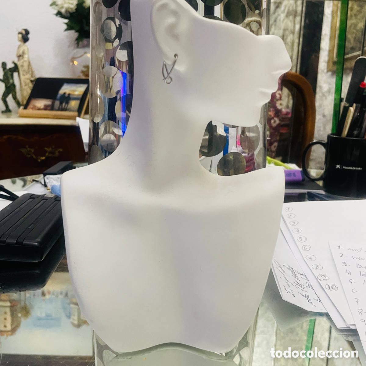 Joyeria: Expositor de joyas con forma de busto femenino &ndash; original y elegante