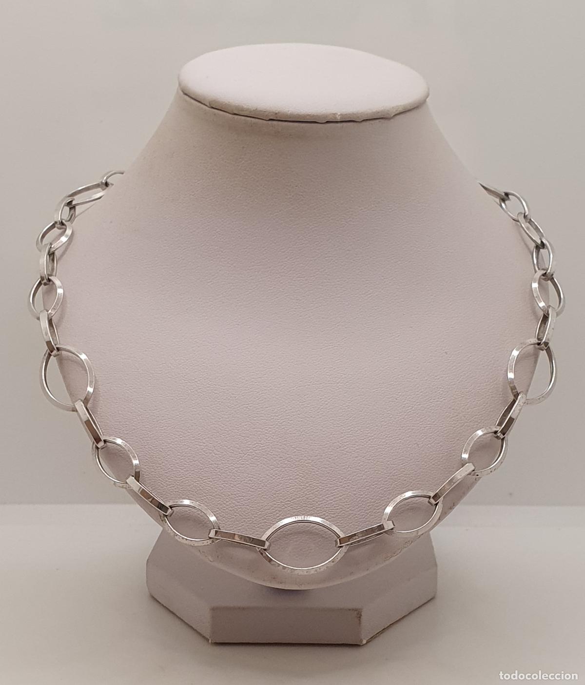 Joyeria: Gargantilla de dise&ntilde;o fluido en eslabones ovalados de diferentes tama&ntilde;os en plata de ley 925.