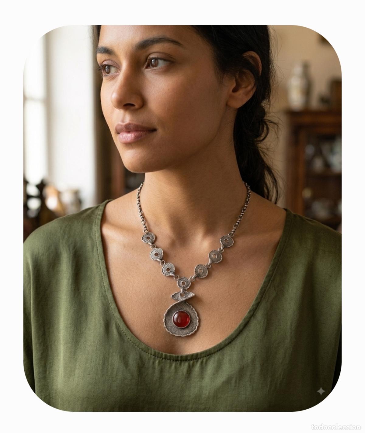 Joyeria: Preciosa gargantilla de autor en plata de primera ley 925 con acabados texturizados y &aacute;gata roja.
