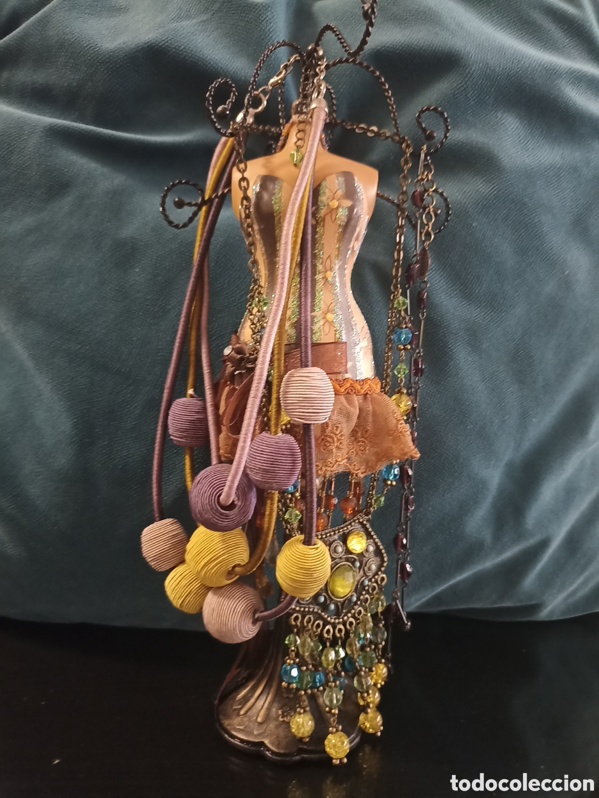 Joyeria: Lote tres collares vintage m&aacute;s colgador de joyas y collares figura de maniqu&iacute;
