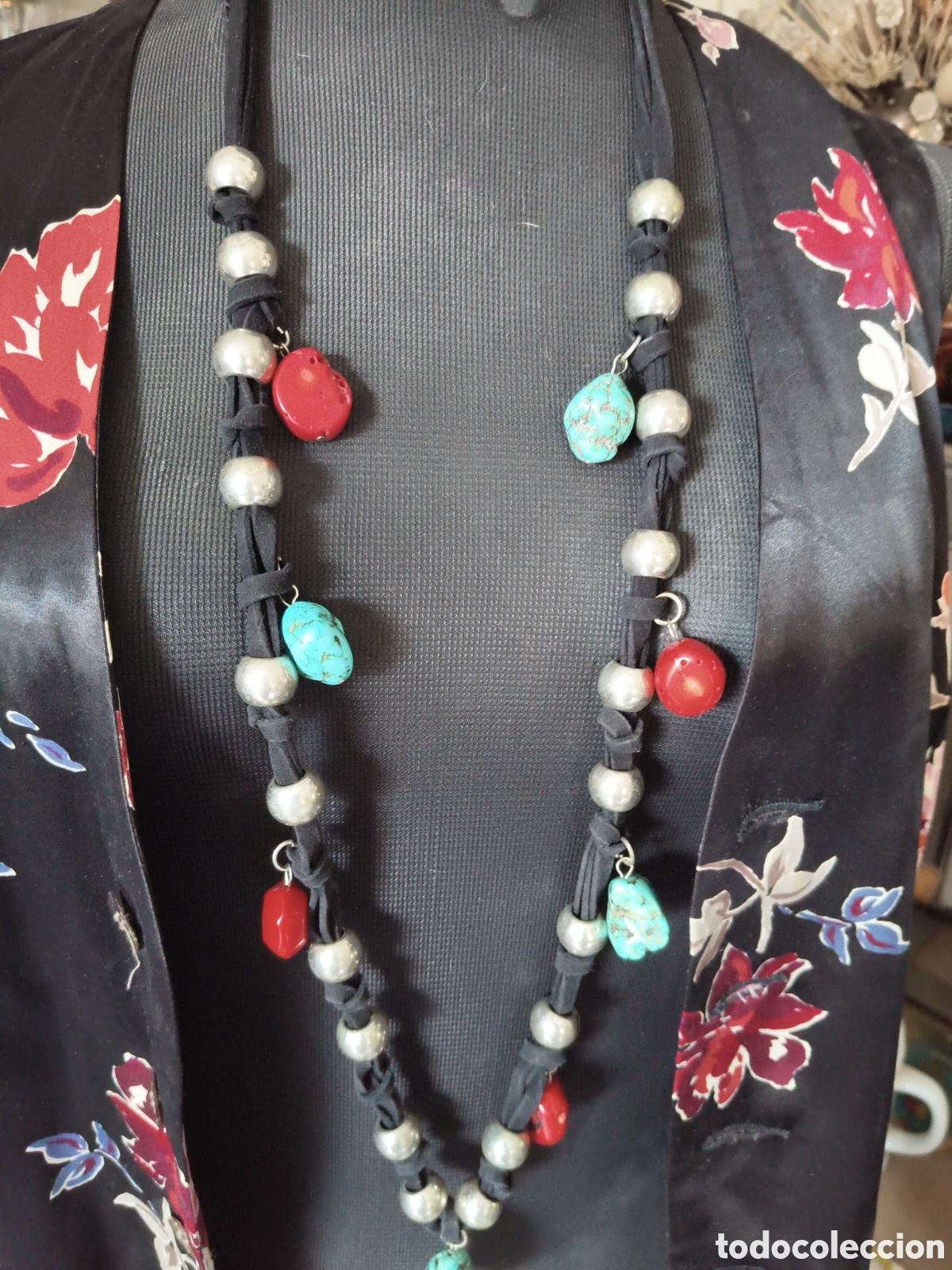 Joyeria: Collar largo con piedras de coral y turquesas