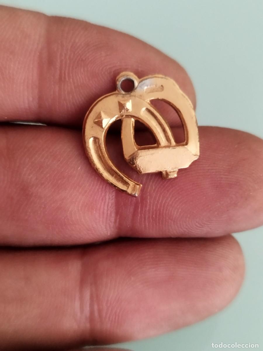 Joyeria: Antiguo colgante en forma de herradura de la suerte. En metal dorado.
