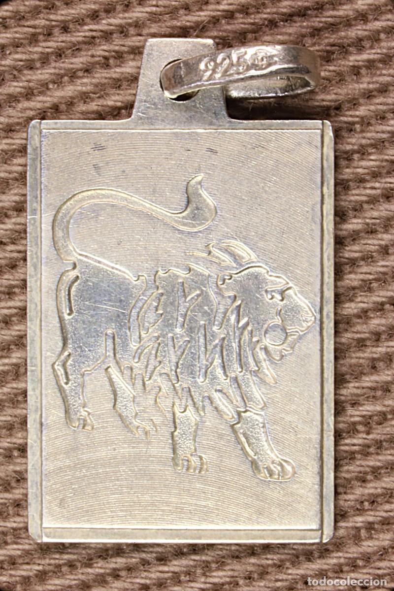 Joyeria: Colgante cuadrado con le&oacute;n de plata. Peque&ntilde;o. Square pendant with a silver lion. Small.