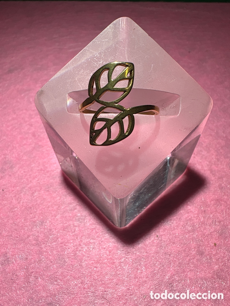 Joyeria: Anillo dorado con hojas (A4)