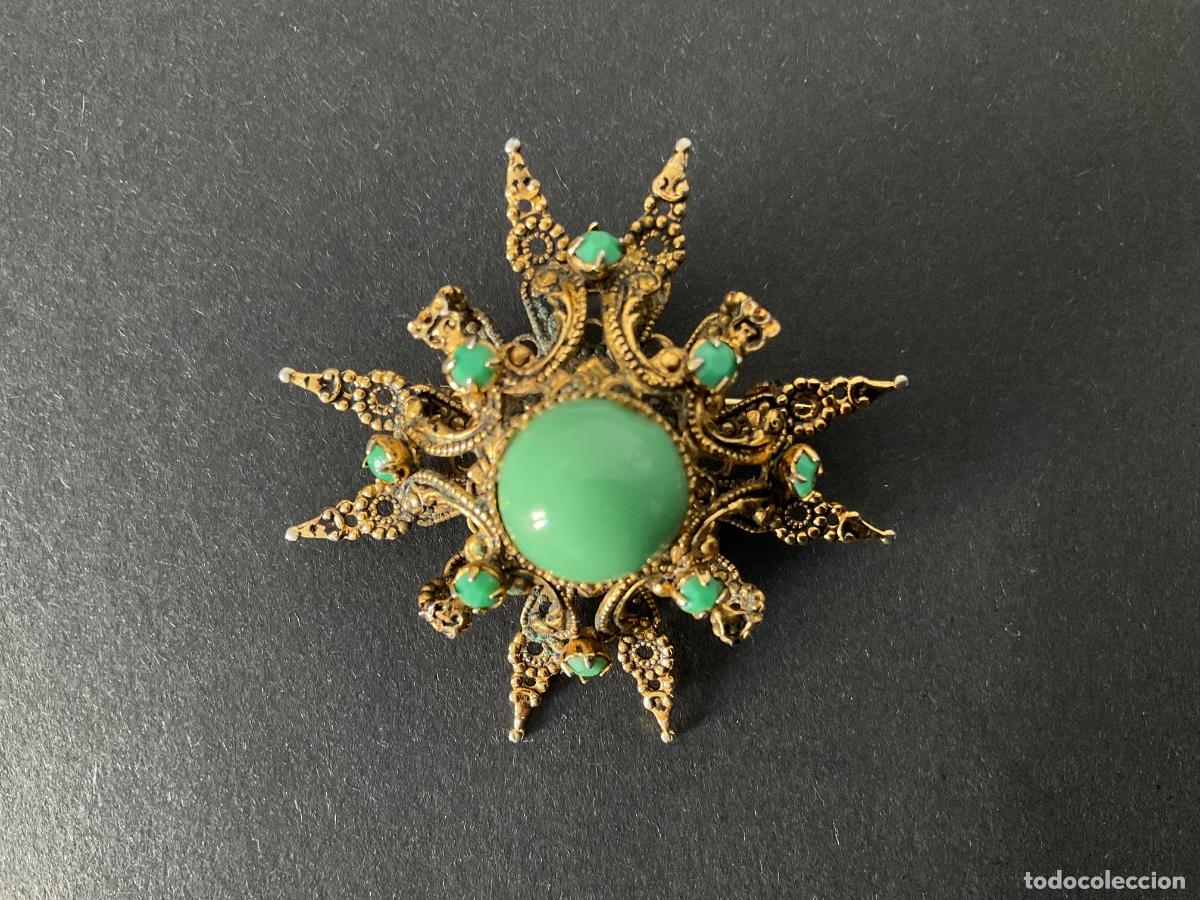 Joyeria: Broche vintage dorado calado con gran cabuj&oacute;n verde