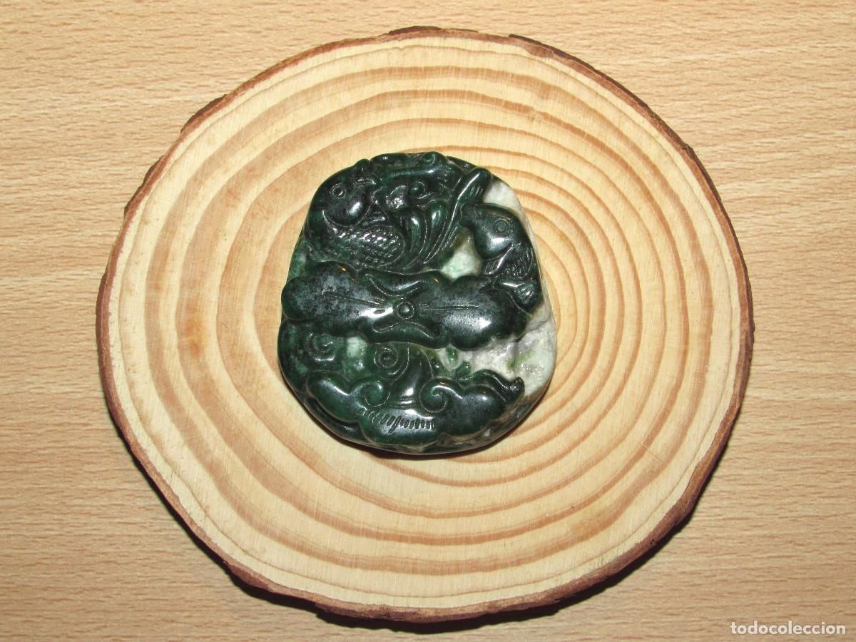 Schmuck: Colgante medall&oacute;n oriental asi&aacute;tico piedra jade nefrita bicolor verde blanco peces carpas koi