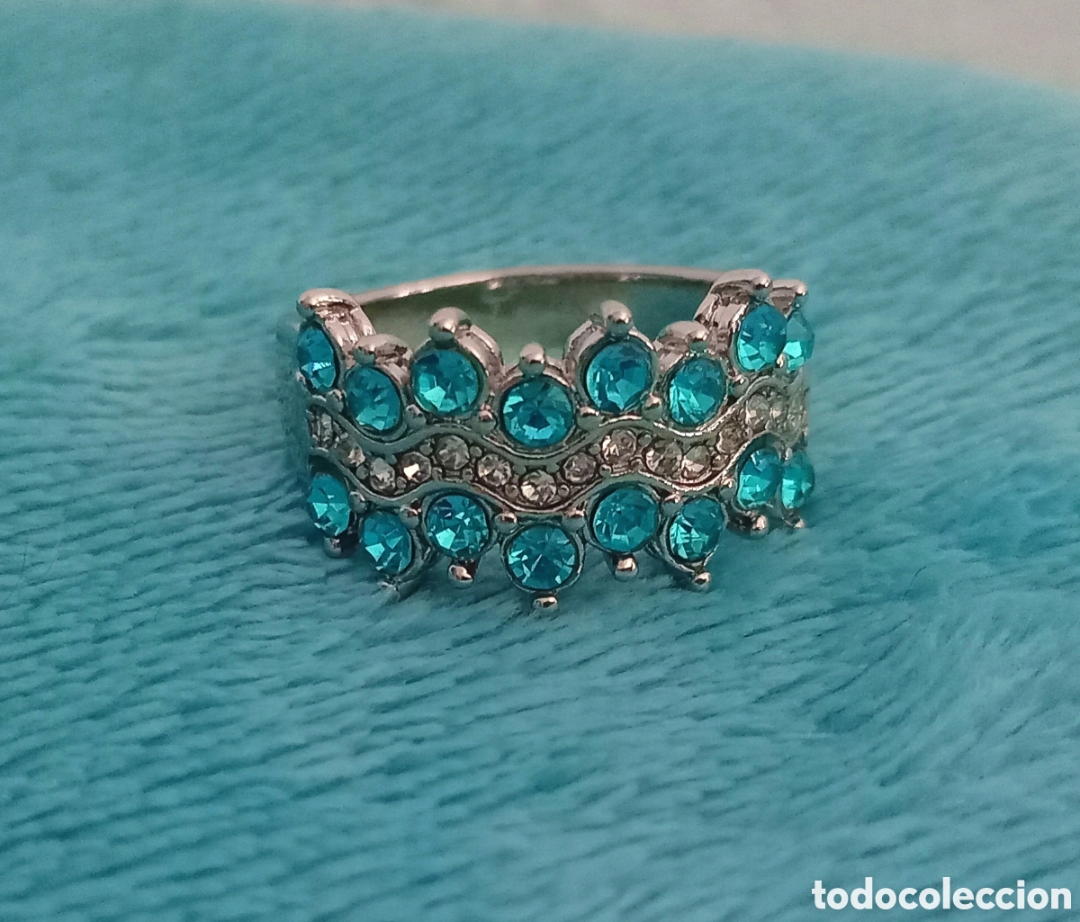 Joyeria: Original anillo color plata vieja con incrustaciones brillantes azul turquesa y blancas 18mm di&aacute;m...