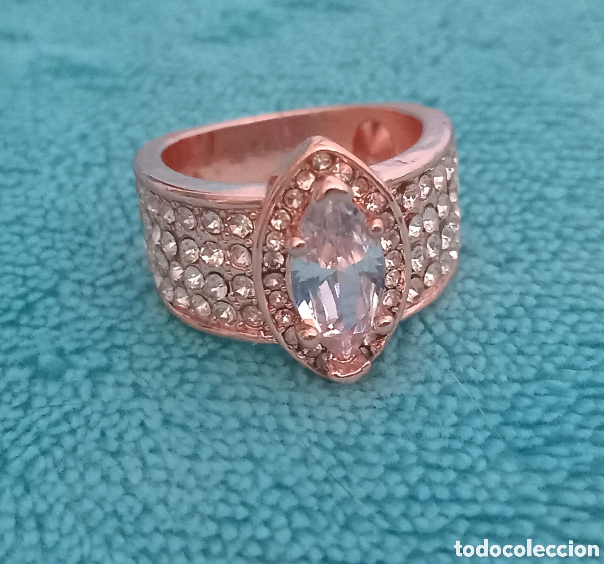Joyeria: Original anillo color oro rosa, Ojo de caballo con incrustaciones blancas brillantes 18mm di&aacute;m....