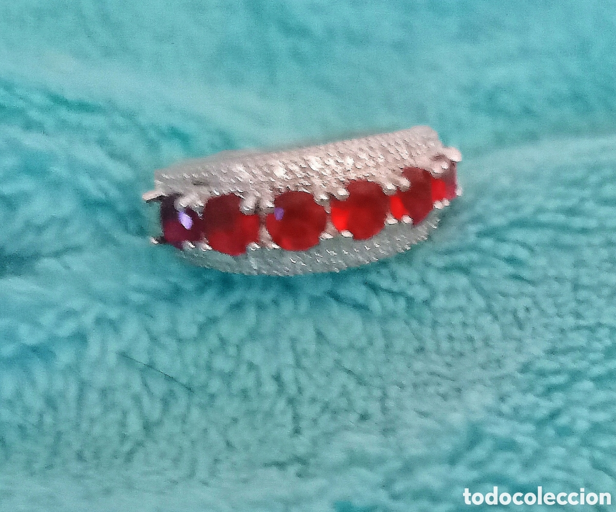 Joyeria: Original anillo color plateado con incrustaciones rojas brillantes 18mm di&aacute;m. Muy bonito.