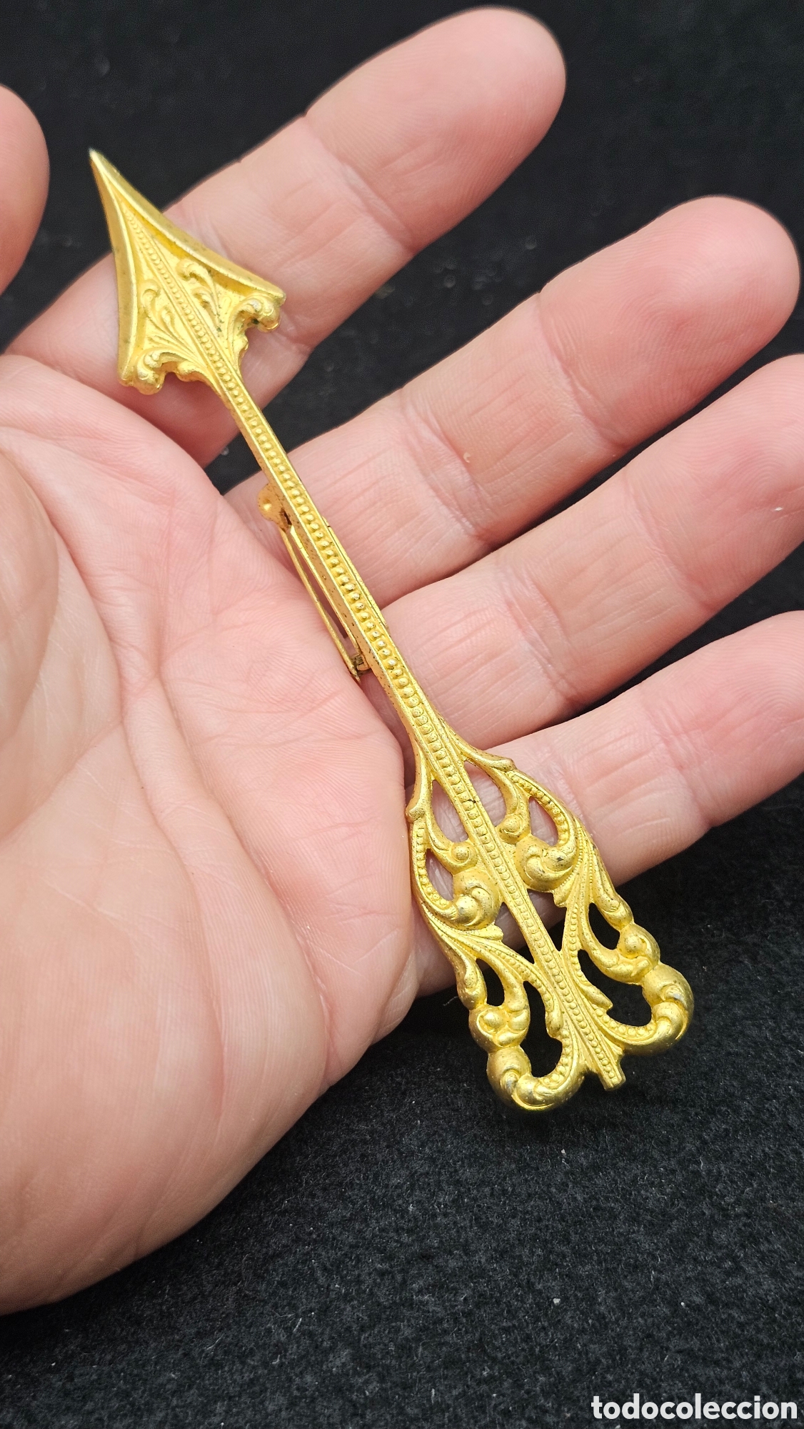 Joyeria: Anti broche dorado en forma de flecha