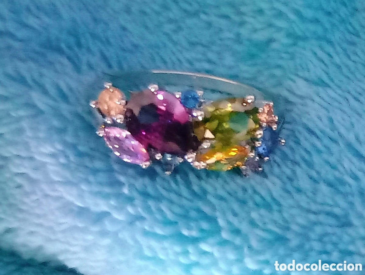 Joyeria: Original anillo plateado con incrustaciones brillantes arcoiris 18mm di&aacute;m. Muy bonito