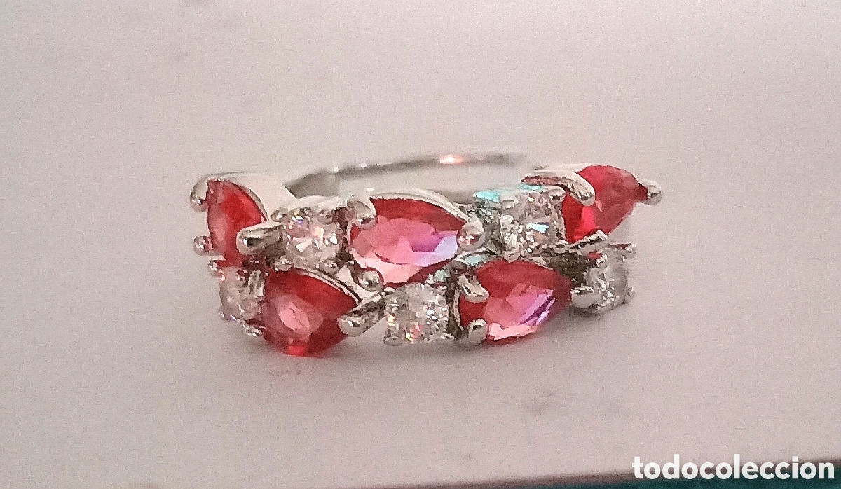 Joyeria: Original anillo color plata con incrustaciones brillantes fucsia y blancas. Ajustable. Muy bonito