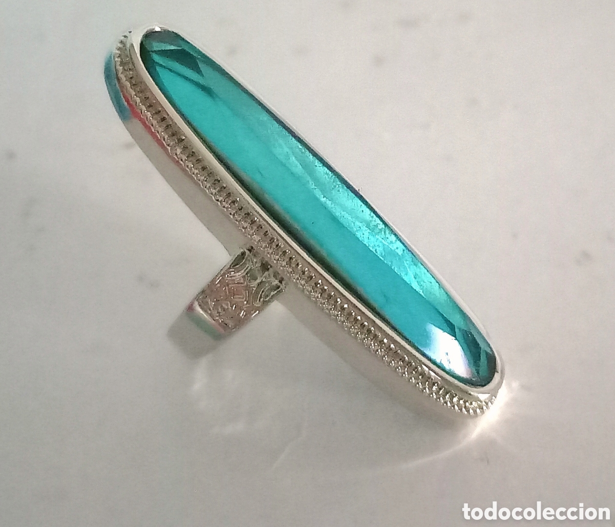 Joyeria: Original anillo color plata e incrustaci&oacute;n brillante azul Cian. 18mm di&aacute;m. Muy bonito