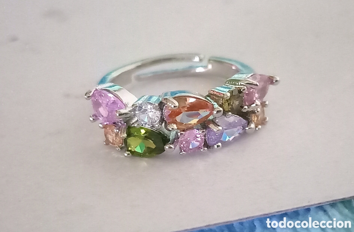 Joyeria: Original anillo color plata con incrustaciones brillantes arcoiris. Ajustable. Muy bonito