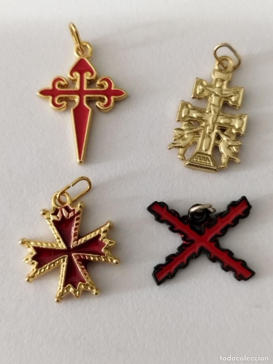 Joyeria: Lote 4 cruces colgantes hist&oacute;ricas de Espa&ntilde;a: Santiago, Caravaca, Isabel la Cat&oacute;lica, Borgo&ntilde;a