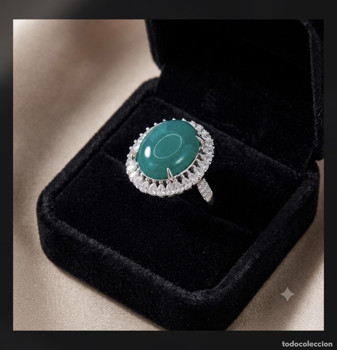 Joyeria: Exuberante anillo de corte halo con acabados en plata 925, circonitas y cabuj&oacute;n de calcedonia creada