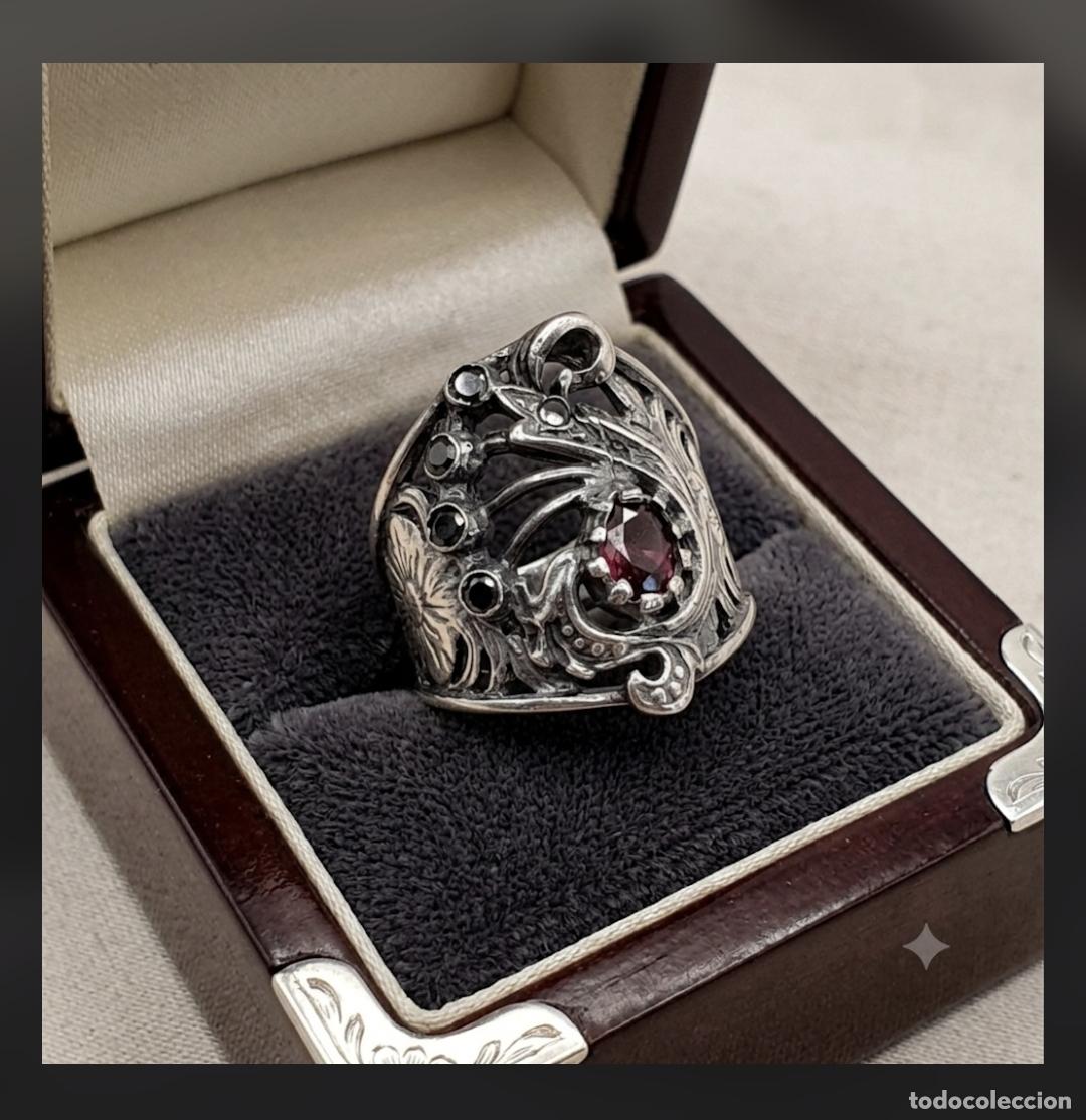 Joyeria: Elegante anillo antiguo de corte isabelino en plata 925, zafiros blancos y amatista talla oval.