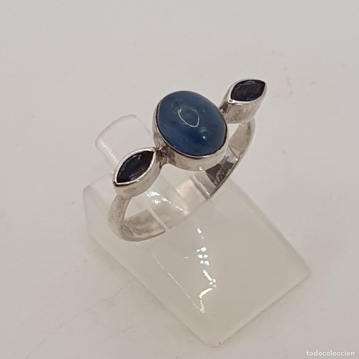 Joyeria: Preciosa sortija en plata de ley 925 con cabuj&oacute;n de cianita y tanzanitas talla marqu&eacute;s incrustadas.