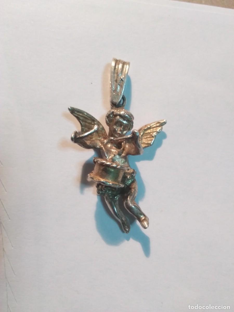 Joyeria: Colgante en plata de ley dorada Angel o Querub&iacute;n tocando el tambor