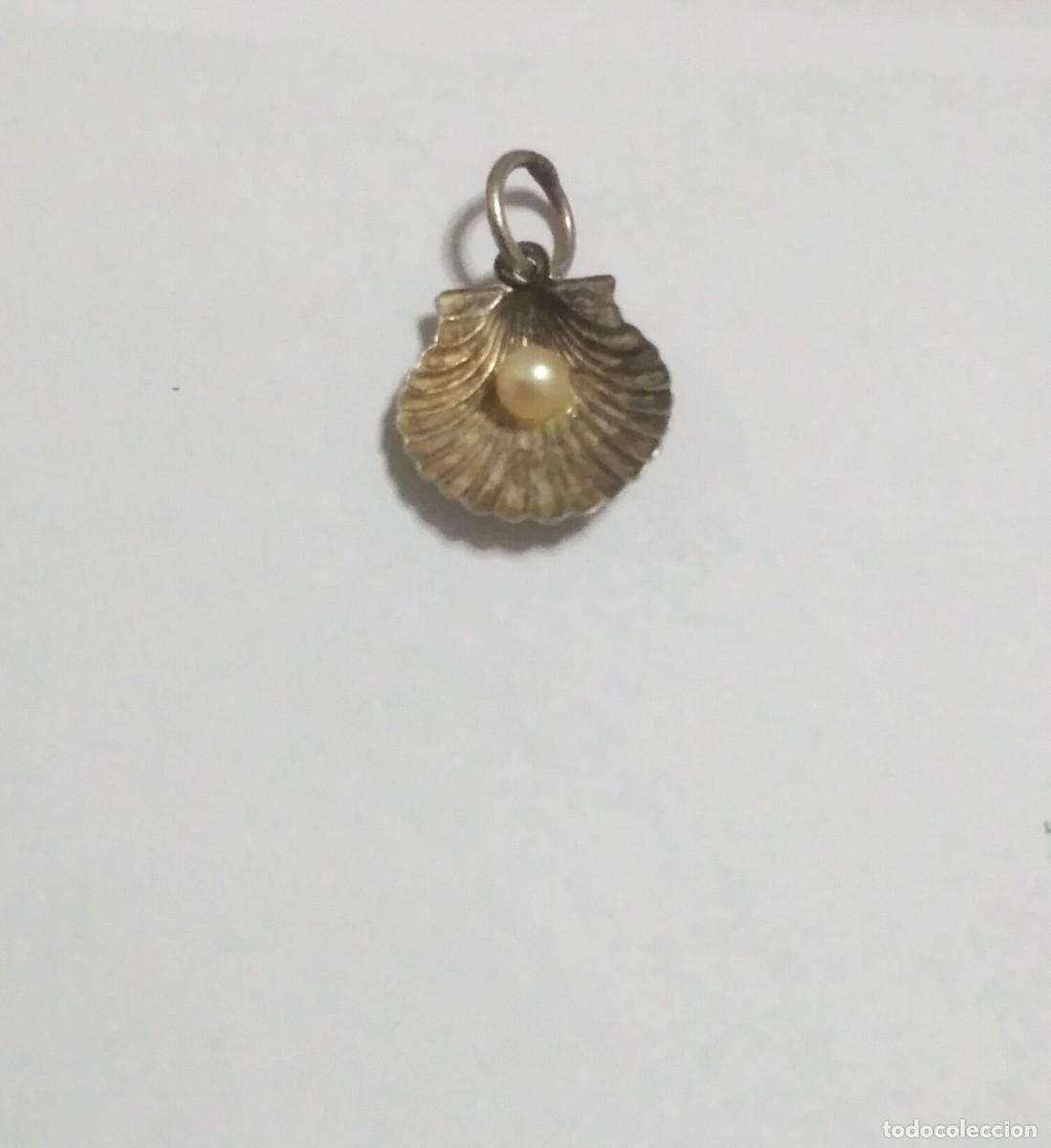 Joyeria: Colgante en plata de ley Concha de Santiago o Vieira con perla
