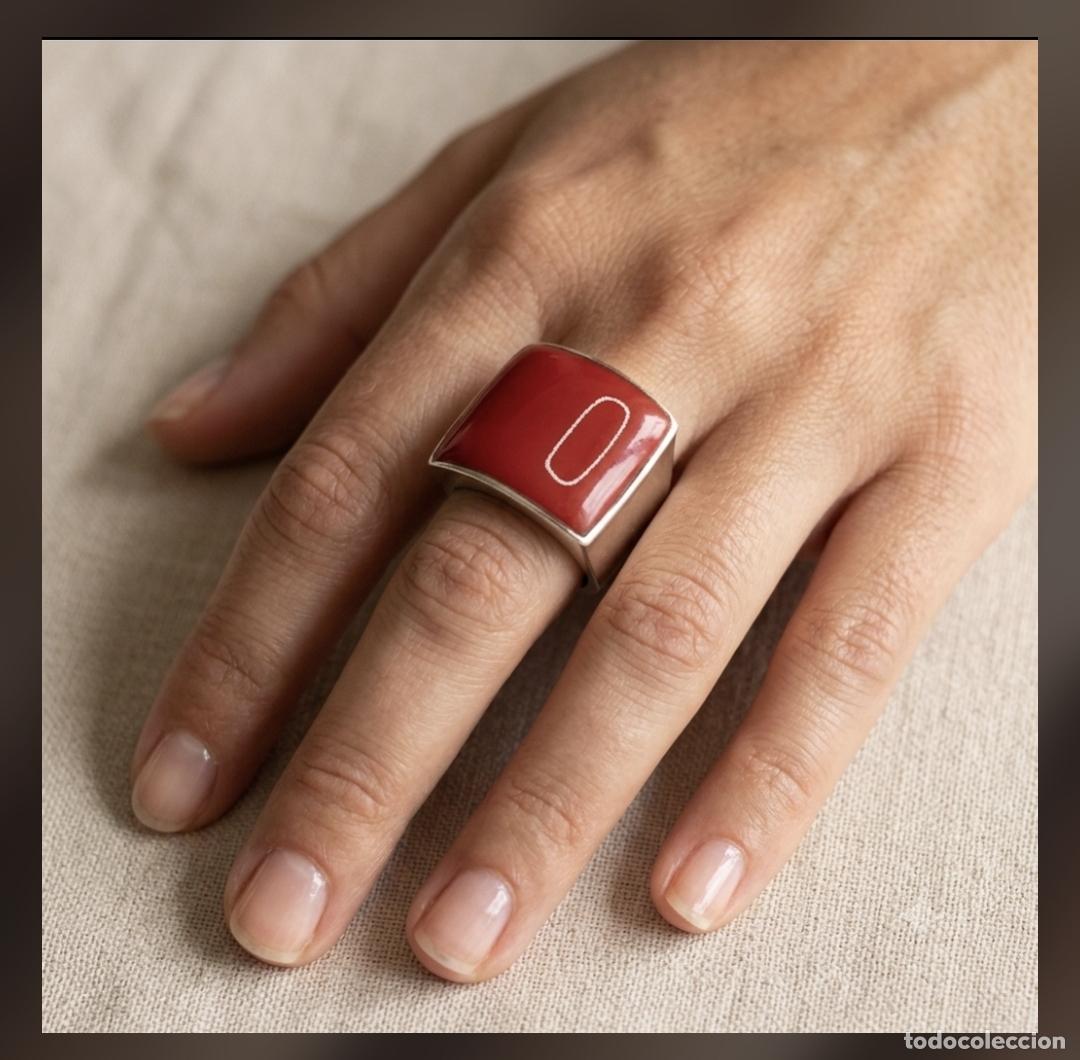 Joyeria: Gran anillo en plata de primera ley 925 maciza de dise&ntilde;o con cabuj&oacute;n en rojo.