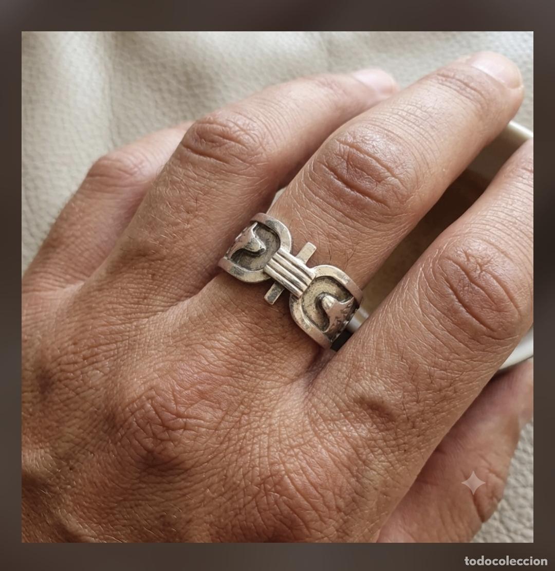 Joyeria: Anillo antiguo para hombre en plata de ley con forma de cartucho egipcio con jerogl&iacute;fico en relieve.