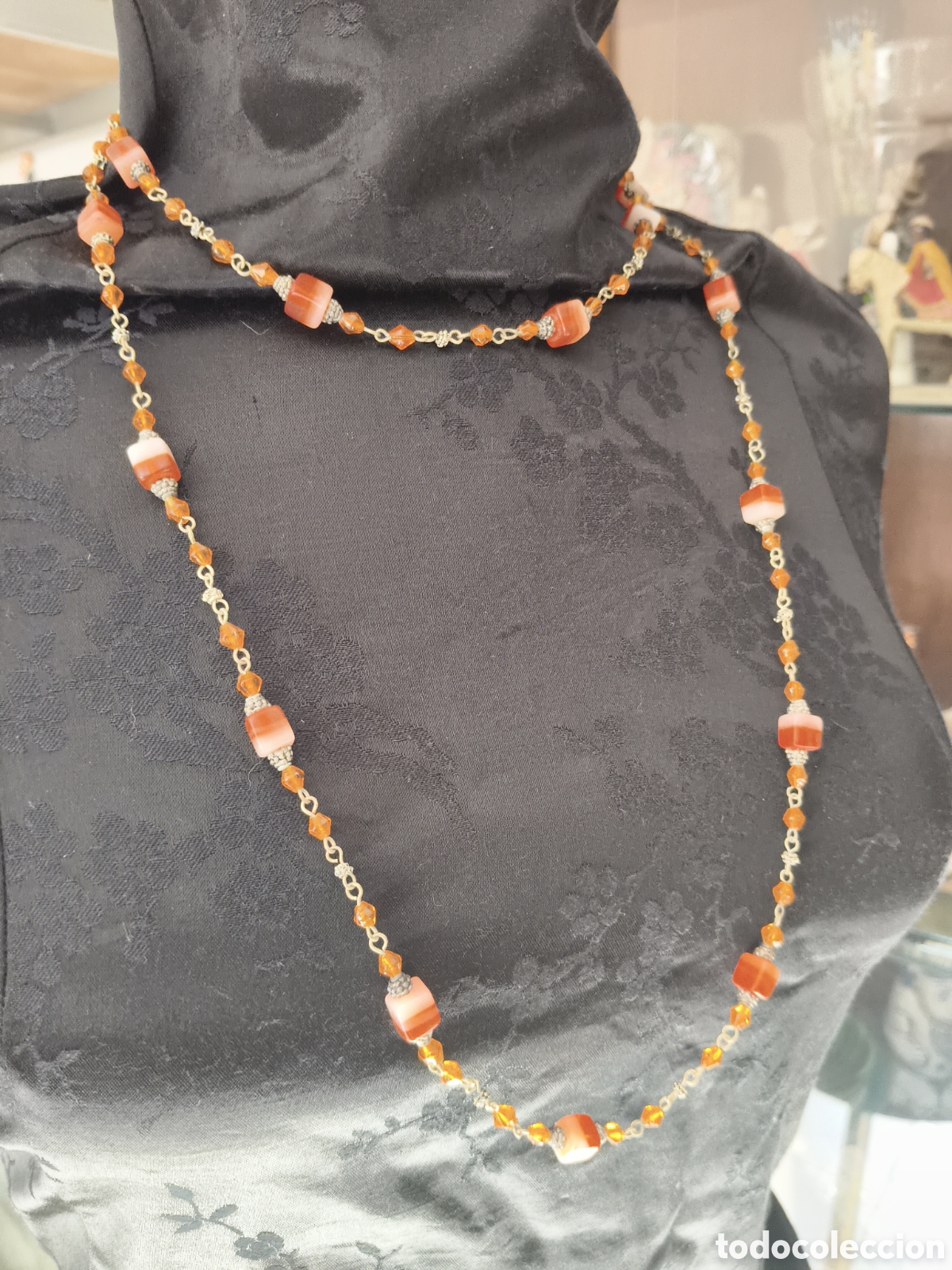 Joyeria: Antiguo collar realizado a mano con peque&ntilde;as piezas de cristal y metal