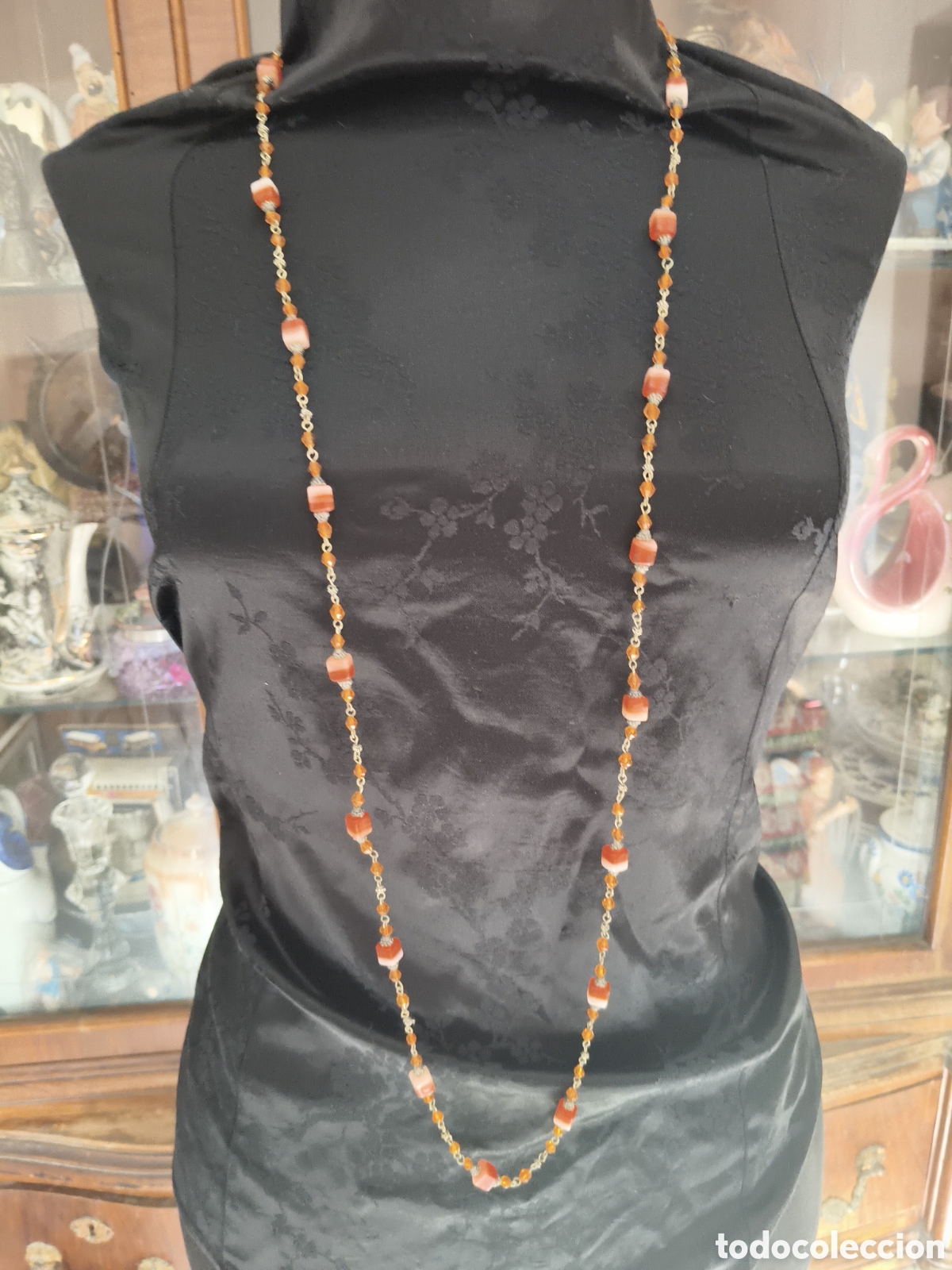 Joyeria: Antiguo collar realizado a mano con peque&ntilde;as piezas de cristal y metal